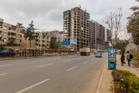 Téléchargez les photos : ADDIS ABABA, ÉTHIOPIE - 25 JANVIER 2020 : Vue d'une route dans le quartier de Bole à Addis-Abeba, Éthiopie - en image libre de droit