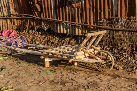 Téléchargez les photos : Brouette en bois dans une rue à Jinka, Ethiopie - en image libre de droit