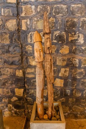 Foto de KONSO, ETIOPÍA - 7 DE FEBRERO DE 2020: Estatuas de madera conmemorativas de Waka (Waga) de la cultura Konso, Etiopía. Están talladas en honor de los guerreros Konso y sus esposas.. - Imagen libre de derechos