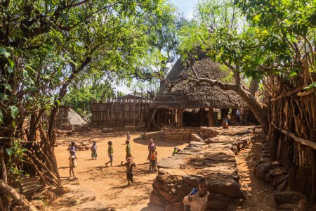 Téléchargez les photos : KONSO, ÉTHIOPIE - 7 FÉVRIER 2020 : Enfants dans un village traditionnel Konso, Éthiopie - en image libre de droit