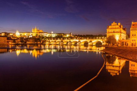Foto de Vista nocturna de Praga, República Checa - Imagen libre de derechos