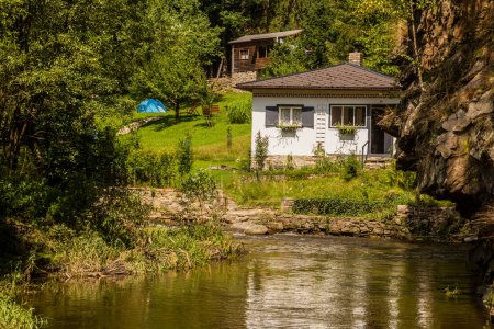 Téléchargez les photos : Maisons dans la vallée de la rivière Kremzsky potok, République tchèque - en image libre de droit