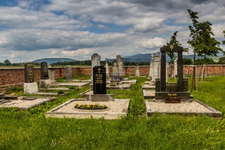 Foto de DOLNI LIPKA, CZECHIA - 15 DE JUNIO DE 2020: Pequeño cementerio rural en Dolni Lipka, República Checa - Imagen libre de derechos