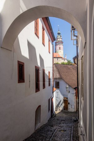 Téléchargez les photos : Ruelle étroite à Cesky Krumlov, République tchèque - en image libre de droit