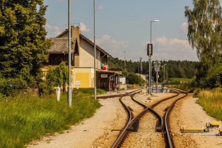 Foto de KREMZE, CZECHIA - 7 de agosto de 2020: Estación de tren de Kremze, República Checa - Imagen libre de derechos