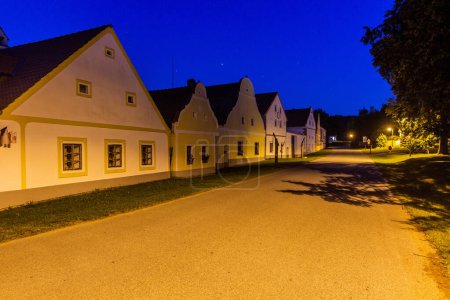 Téléchargez les photos : Vue en soirée de maisons traditionnelles de style baroque rural dans le village de Holasovice, République tchèque - en image libre de droit