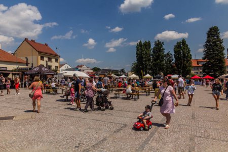 Téléchargez les photos : LYSA NAD LABEM, CZECHIE - 27 JUIN 2020 : Vue du festival Street Food à Lysa nad Labem, République tchèque - en image libre de droit