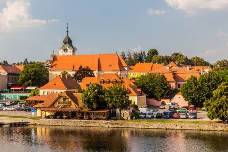 Foto de TYN NAD VLTAVOU, CZECHIA - 9 de agosto de 2020: Vista de la ciudad de Tyn nad Vltavou, República Checa - Imagen libre de derechos