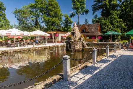 Foto de KAMIENCZYK, POLONIA - 14 DE JULIO DE 2020: Vista de una incubadora de peces y un restaurante en la aldea de Kamienczyk, Polonia - Imagen libre de derechos