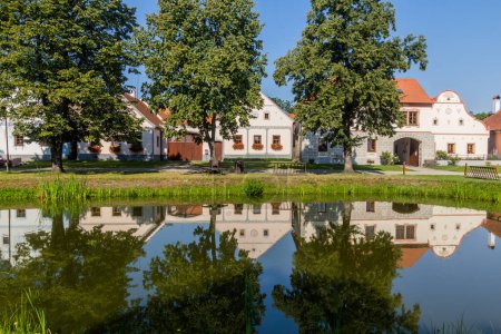 Foto de Estanque y casas tradicionales de estilo barroco rural en Holasovice pueblo, República Checa - Imagen libre de derechos