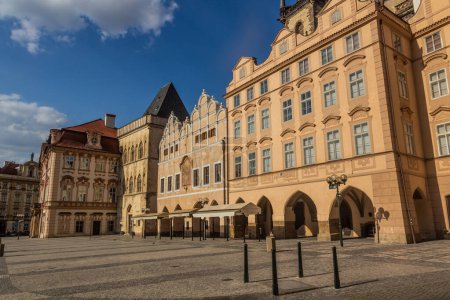 Téléchargez les photos : Bâtiments sur la place de la Vieille Ville à Prague, République tchèque - en image libre de droit
