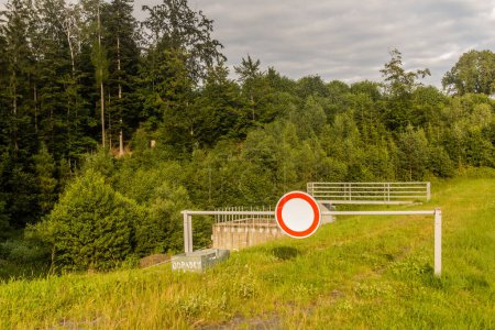 Téléchargez les photos : Barrage du bassin de rétention sur la rivière Cermna, République tchèque - en image libre de droit