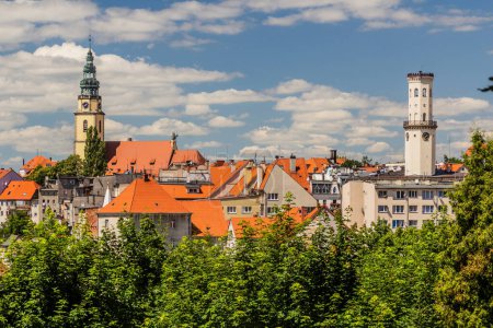 Téléchargez les photos : Vue de la vieille ville de Bystrzyca Klodzka avec église Saint Michael Archangel et tour de l'hôtel de ville, Pologne - en image libre de droit