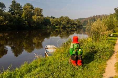 Foto de LUZNICE, CZECHIA - 10 de agosto de 2020: Escultura de madera de un duende de agua en el río Luznice, República Checa - Imagen libre de derechos