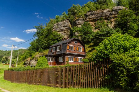 Téléchargez les photos : Maison sous les rochers de l'aire paysagère protégée Kokorinsko - Machuv kraj, République tchèque - en image libre de droit