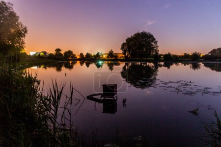 Téléchargez les photos : Vue de nuit de l'étang Okrouhlik à Lysa nad Labem, République tchèque - en image libre de droit