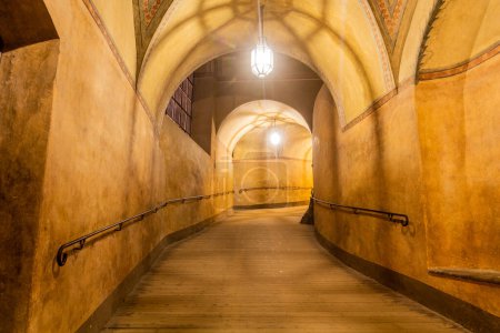 Téléchargez les photos : Sentier voûté au château Cesky Krumlov, République tchèque - en image libre de droit