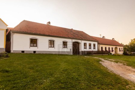 Foto de Casas tradicionales de estilo barroco rural en Holasovice pueblo, República Checa - Imagen libre de derechos