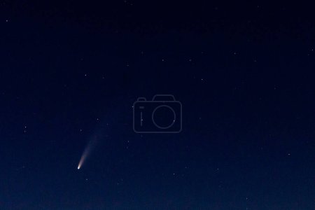 Foto de Cometa C / 2020 F3 NEOWISE en un cielo nocturno - Imagen libre de derechos
