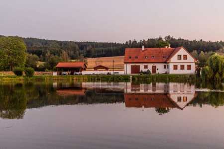 Foto de Estanque en el pueblo de Holasovice, República Checa - Imagen libre de derechos