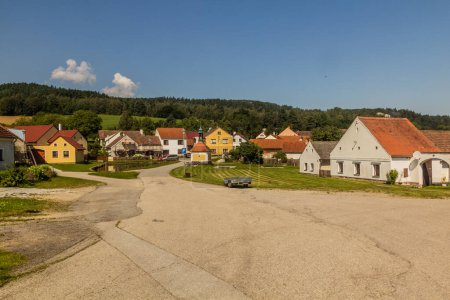 Téléchargez les photos : Vue du village de Plesovice, République tchèque - en image libre de droit