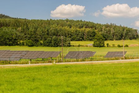 Foto de Central solar cerca del pueblo de Kremze, República Checa - Imagen libre de derechos