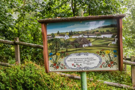 Foto de RADVANOV, CZECHIA - 4 de agosto de 2020: Cartel de recuerdo en la ubicación de un antiguo pueblo Radvanov, República Checa - Imagen libre de derechos