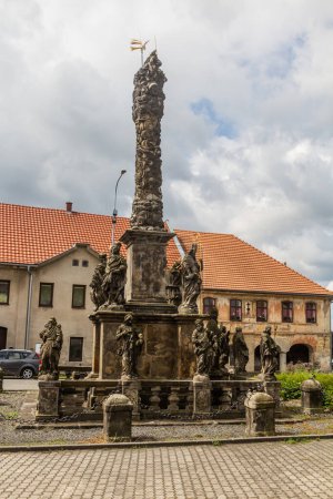 Téléchargez les photos : Colonne de la Sainte Trinité dans le village de Blizevedly, République tchèque - en image libre de droit