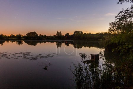 Foto de Vista nocturna del estanque Okrouhlik en Lysa nad Labem, República Checa - Imagen libre de derechos