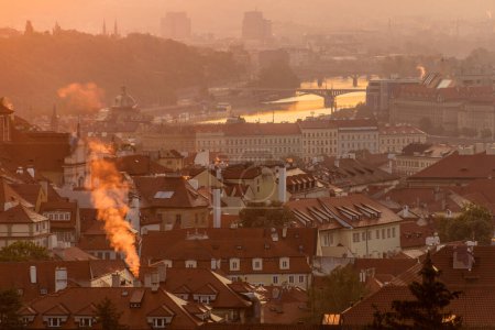 Téléchargez les photos : Tôt le matin, vue aérienne de Prague, République tchèque - en image libre de droit