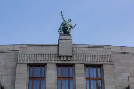 Téléchargez les photos : Détail du bâtiment de la Banque nationale tchèque à Prague, République tchèque - en image libre de droit