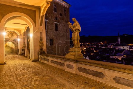 Téléchargez les photos : Vue en soirée du pont Plastovy le plus au château Cesky Krumlov, République tchèque - en image libre de droit