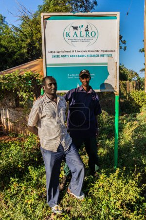 Foto de MARSABIT, KENIA - 10 DE FEBRERO DE 2020: Empleados de Kenya Agricultural and Livestock Research Organisation in Marsabit town, Kenya - Imagen libre de derechos