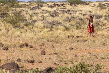 Foto de MARSABIT, KENIA - 11 DE FEBRERO DE 2020: Chica de la tribu Samburu cerca de la ciudad de Marsabit, Kenia - Imagen libre de derechos