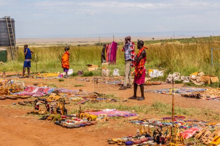Téléchargez les photos : MASAI MARA, KENYA - 19 FÉVRIER 2020 : Souvenirs fabriqués au Masaï à vendre dans la réserve nationale Masai Mara, Kenya - en image libre de droit