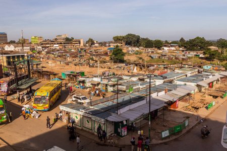 Téléchargez les photos : KAKAMEGA, KENYA - 23 FÉVRIER 2020 : Vue aérienne d'un marché et d'un stand d'autobus à Kakamega, Kenya - en image libre de droit
