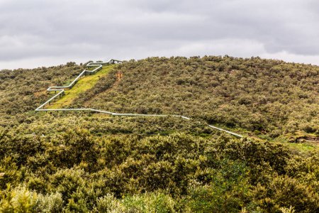Foto de Pipelines of Olkaria Geothermal Power Station in the Hell 's Gate National Park, Kenia - Imagen libre de derechos