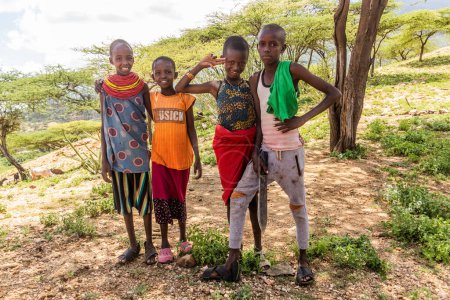 Téléchargez les photos : SUD HORR, KENYA - 12 FÉVRIER 2020 : Enfants de la tribu Samburu près du village de South Horr, Kenya - en image libre de droit