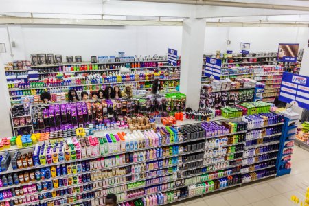 Téléchargez les photos : NAIVASHA, KENYA - 17 FÉVRIER 2020 : Vue d'un supermarché à Naivasha, Kenya - en image libre de droit