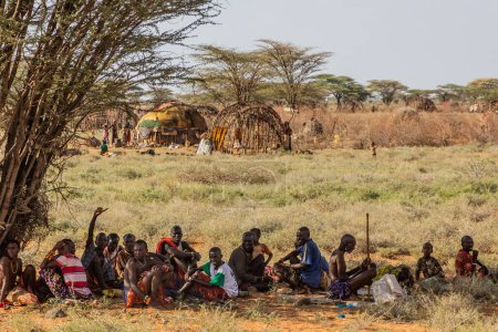 Foto de MARSABIT, KENIA - 11 DE FEBRERO DE 2020: Pueblo de la tribu Samburu cerca de la ciudad de Marsabit, Kenia - Imagen libre de derechos