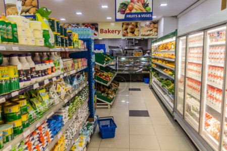 Foto de NAIVASHA, KENIA - 17 DE FEBRERO DE 2020: Pasillo en un supermercado en Naivasha, Kenia - Imagen libre de derechos