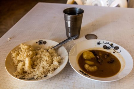 Foto de Arroz con sopa, comida sencilla en un restaurante en la aldea de South Horr, Kenia - Imagen libre de derechos