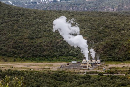 Pequeña planta de energía geotérmica en el Parque Nacional Hell 's Gate, Kenia