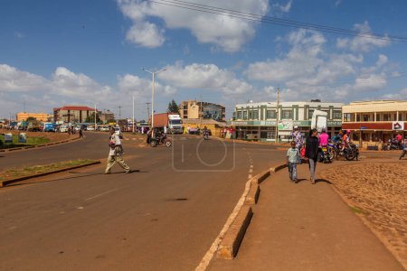 Téléchargez les photos : MARSABIT, KENYA - 9 FÉVRIER 2020 : Vue de la route A2 dans la ville de Marsabit, Kenya - en image libre de droit