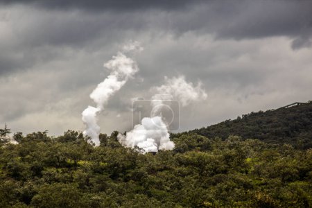Foto de El vapor se eleva por encima de la central eléctrica geotérmica Olkaria en el Parque Nacional Hell 's Gate, Kenia - Imagen libre de derechos