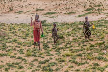 Foto de MARSABIT, KENIA - 11 DE FEBRERO DE 2020: Niños de la tribu Samburu cerca de la ciudad de Marsabit, Kenia - Imagen libre de derechos