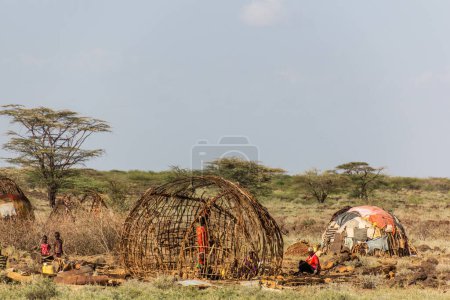 Téléchargez les photos : MARSABIT, KENYA - 11 FÉVRIER 2020 : Village de la tribu Samburu près de la ville de Marsabit, Kenya - en image libre de droit
