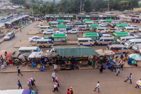 Téléchargez les photos : KAKAMEGA, KENYA - 22 FÉVRIER 2020 : Vue aérienne du stand de matatu (minibus) à Kakamega, Kenya - en image libre de droit