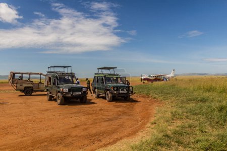 Foto de MASAI MARA, KENIA - 19 DE FEBRERO DE 2020: Vehículos Safari en la pista de aterrizaje Keekorok en la Reserva Nacional Masai Mara, Kenia - Imagen libre de derechos
