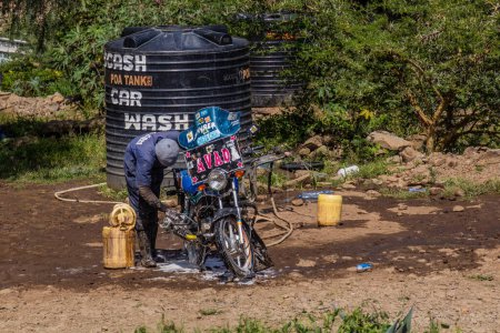Foto de NAROK, KENIA - 18 DE FEBRERO DE 2020: Servicio de lavado de vehículos pequeños cerca de la ciudad de Narok, Kenia - Imagen libre de derechos